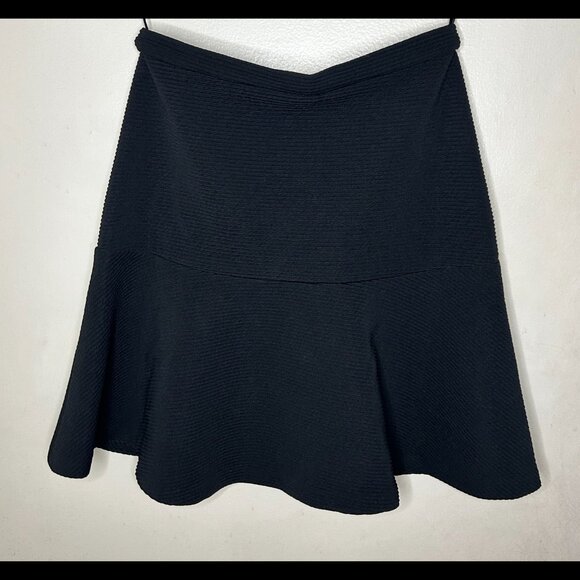 CALVIN KLEIN Elegant Flowy Black Skirt Textured Zippered Size 2 - Picture 2 of 5